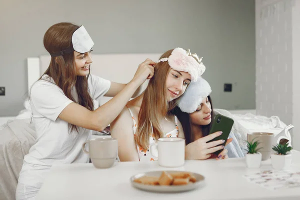 Three girls have pajamas party at home — Stock Fotó