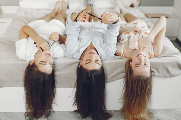 Three girls have pajamas party at home — Stock Fotó