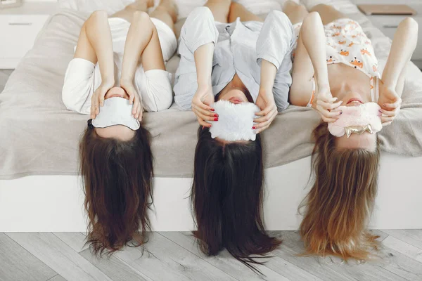 Three girls have pajamas party at home — 스톡 사진