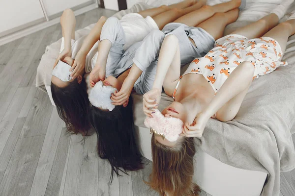 Три дівчини влаштовують вечірку піжами вдома — стокове фото