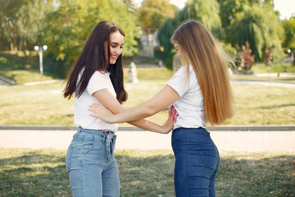 Deux filles s'amusent dans un parc avec des peintures holi — Photo