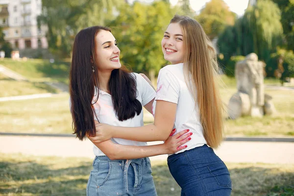 Deux filles s'amusent dans un parc avec des peintures holi — Photo