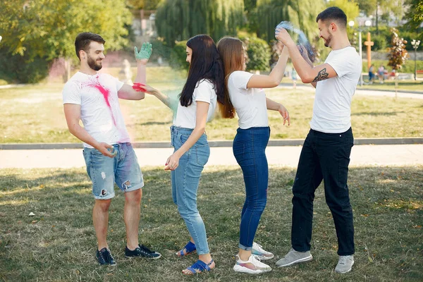 People have fun in a park with holi paints — Zdjęcie stockowe