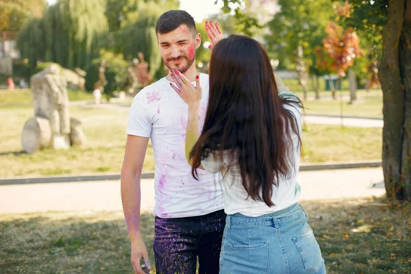 People have fun in a park with holi paints — 图库照片