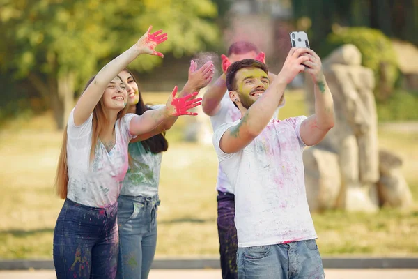 People have fun in a park with holi paints — 图库照片