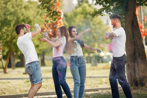 People have fun in a park with holi paints — 图库照片