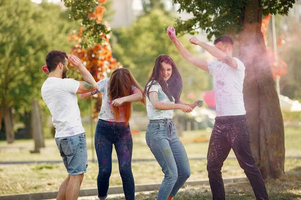 La gente se divierte en un parque con pinturas holi —  Fotos de Stock