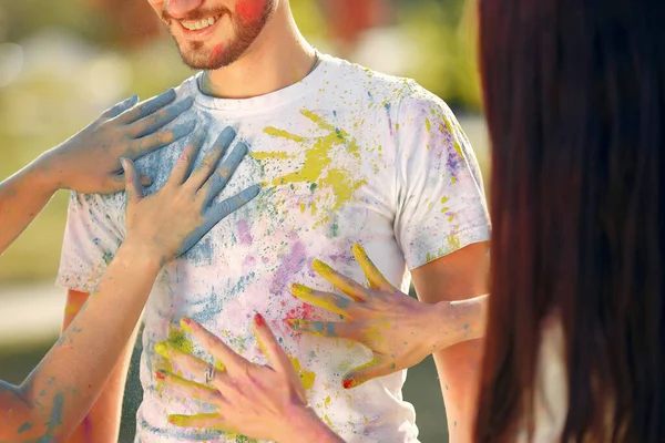 People have fun in a park with holi paints — Φωτογραφία Αρχείου