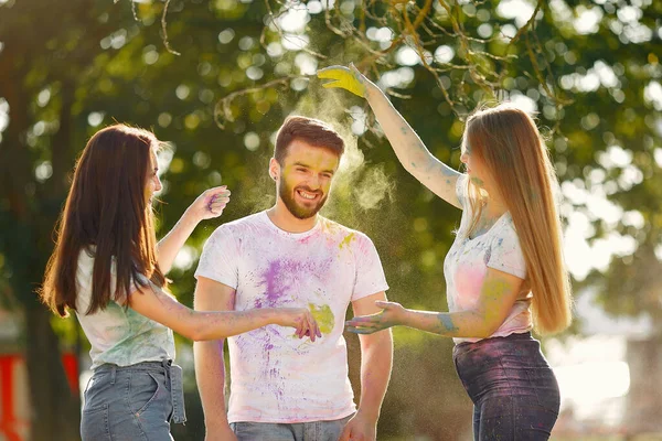 People have fun in a park with holi paints — 图库照片