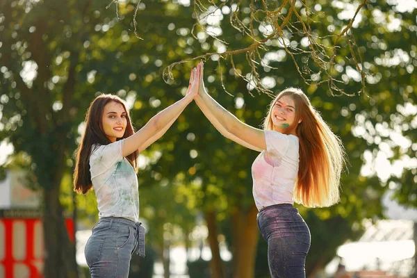 La gente se divierte en un parque con pinturas holi — Foto de Stock