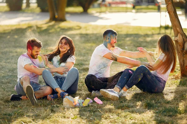 People have fun in a park with holi paints — Φωτογραφία Αρχείου