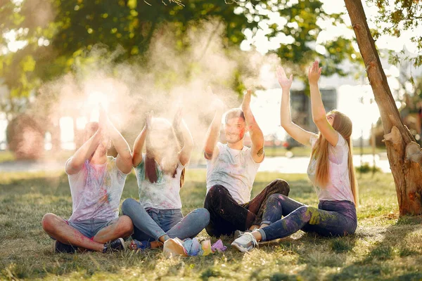 People have fun in a park with holi paints — Stockfoto