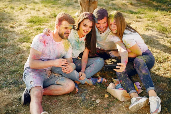 People have fun in a park with holi paints — 图库照片