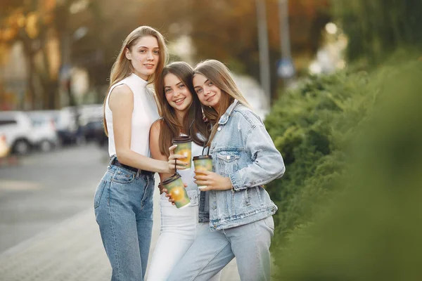 Meninas andando em uma primavera sity e segurar café em sua mão — Fotografia de Stock