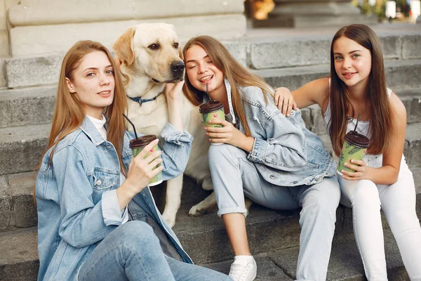 Ragazze in una città primaverile con cane carino — Foto Stock