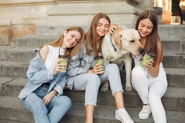 Ragazze in una città primaverile con cane carino — Foto Stock