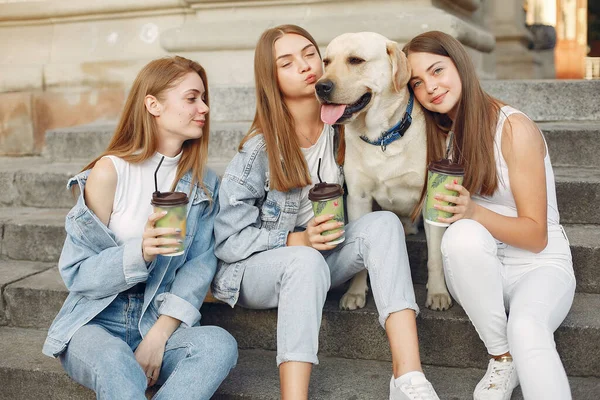 Meninas em uma cidade de primavera com cão bonito — Fotografia de Stock