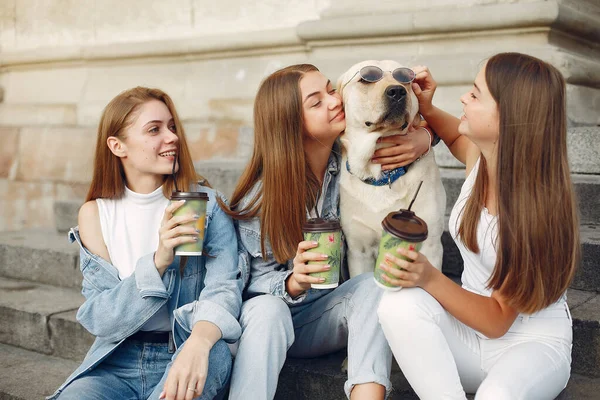 Ragazze in una città primaverile con cane carino — Foto Stock