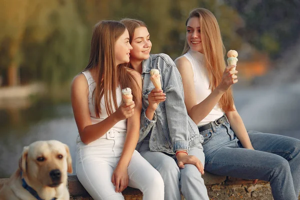 Mädchen sitzen im Frühling mit süßem Hund — Stockfoto