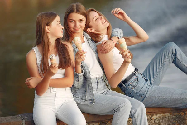 Las niñas caminando en una universidad de primavera y tener helado en la mano — Foto de Stock