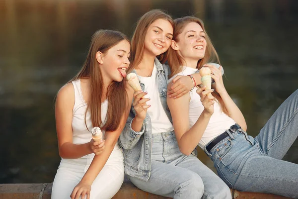 Ragazze che camminano in una sity primaverile e tengono in mano il gelato — Foto Stock