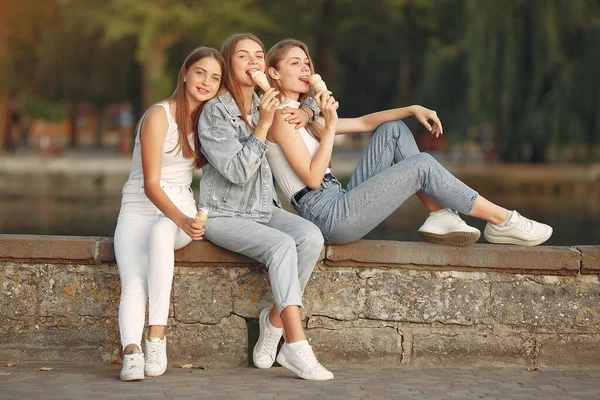 Ragazze che camminano in una sity primaverile e tengono in mano il gelato — Foto Stock