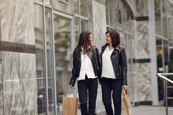 Madre con hija adulta con bolsa de compras en una ciudad —  Fotos de Stock