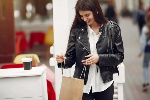 Jolie fille avec sac à provisions dans une ville — Photo