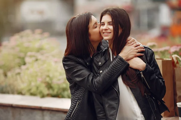 Madre con hija adulta con bolsa de compras en una ciudad — Foto de Stock