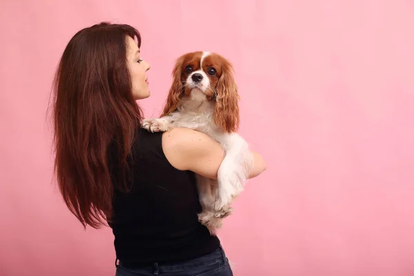 Ragazza di moda in posa su uno sfondo rosa — Foto Stock