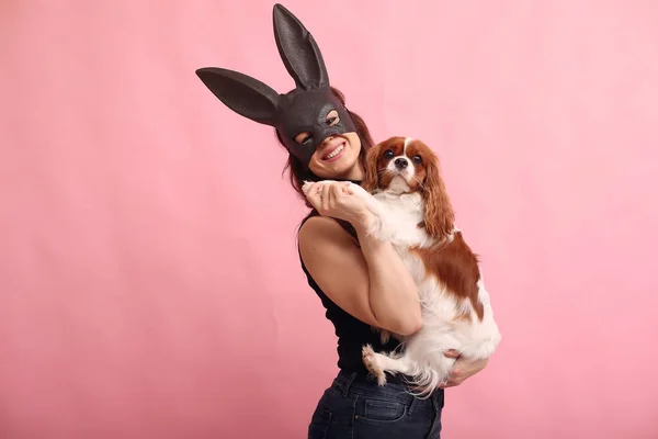 Ragazza di moda in posa su uno sfondo rosa — Foto Stock