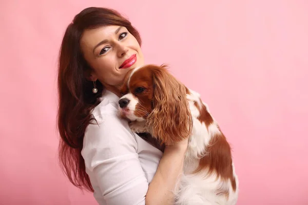 Ragazza di moda in posa su uno sfondo rosa — Foto Stock