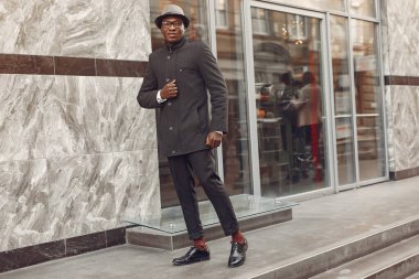 Sonbahar şehrinde siyah ceketli bir zenci.