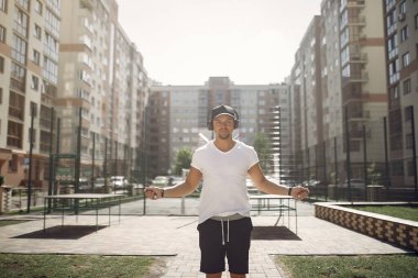 Yaz parkında yakışıklı adam eğitimi.