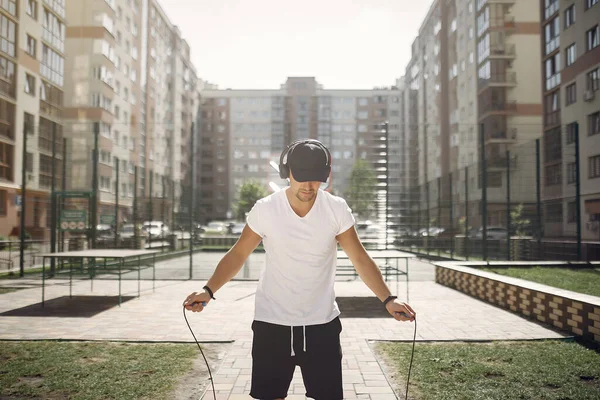 Bell'uomo che si allena in un parco estivo — Foto Stock