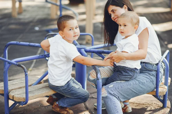 Мати з маленькою дитиною на дитячому майданчику — стокове фото