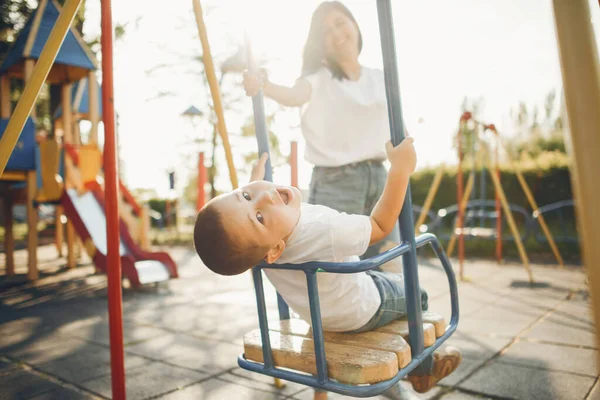 Matka s malým dítětem na hřišti — Stock fotografie