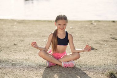 Yaz parkında küçük bir kız.