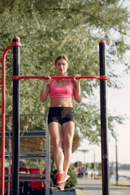 Yaz parkında güzel bir kadın antrenmanı.