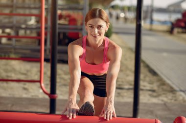 Yaz parkında güzel bir kadın antrenmanı.
