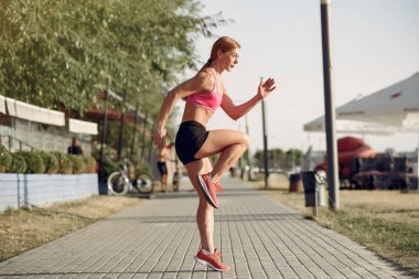 Yaz parkında güzel bir kadın antrenmanı.