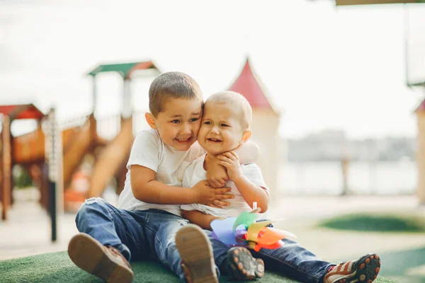 Mignon petit garçon amusez-vous sur une aire de jeux — Photo