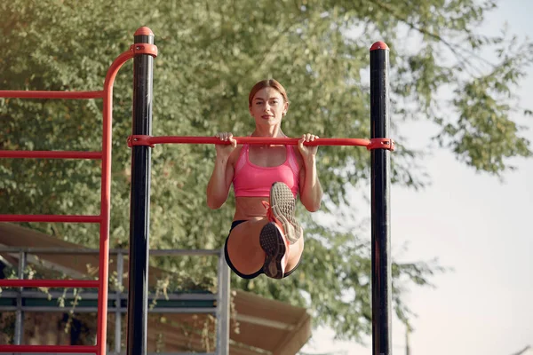 Bella formazione donna in un parco estivo — Foto Stock