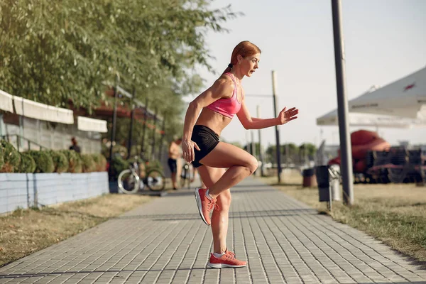 Hermosa mujer entrenando en un parque de verano — Foto de Stock