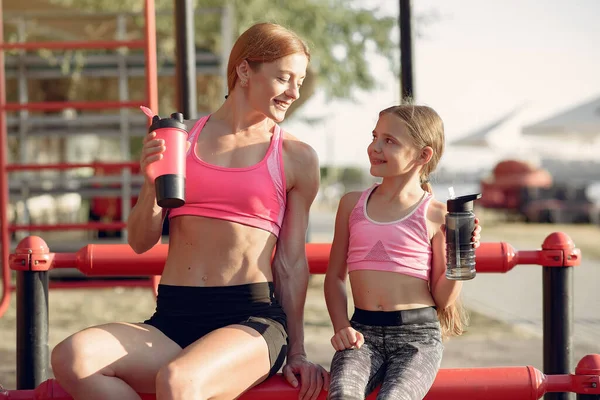 Mutter mit Tochter beim Sport im Sommerpark — Stockfoto