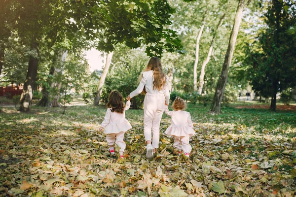 Hermanitas lindas plauing en un parque de primavera —  Fotos de Stock