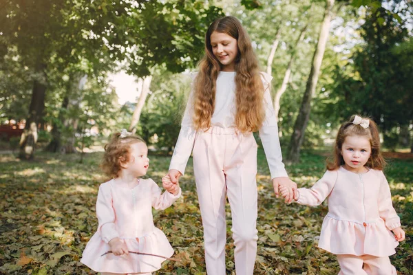 Mignonnes petites sœurs plausibles dans un parc de printemps — Photo