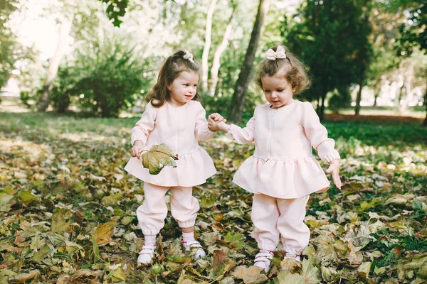 Süße kleine Schwestern plaudern im Frühlingspark — Stockfoto