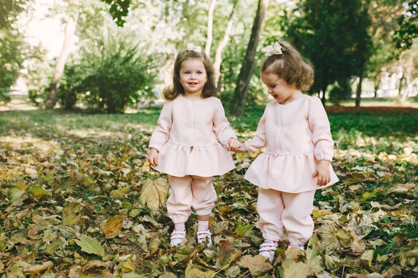 Süße kleine Schwestern plaudern im Frühlingspark — Stockfoto