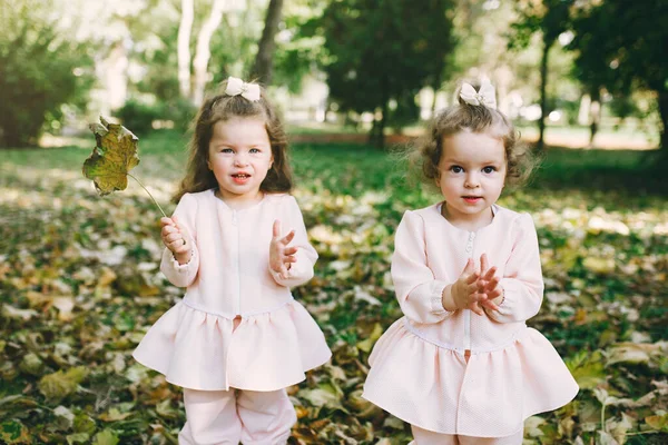 Süße kleine Schwestern plaudern im Frühlingspark — Stockfoto